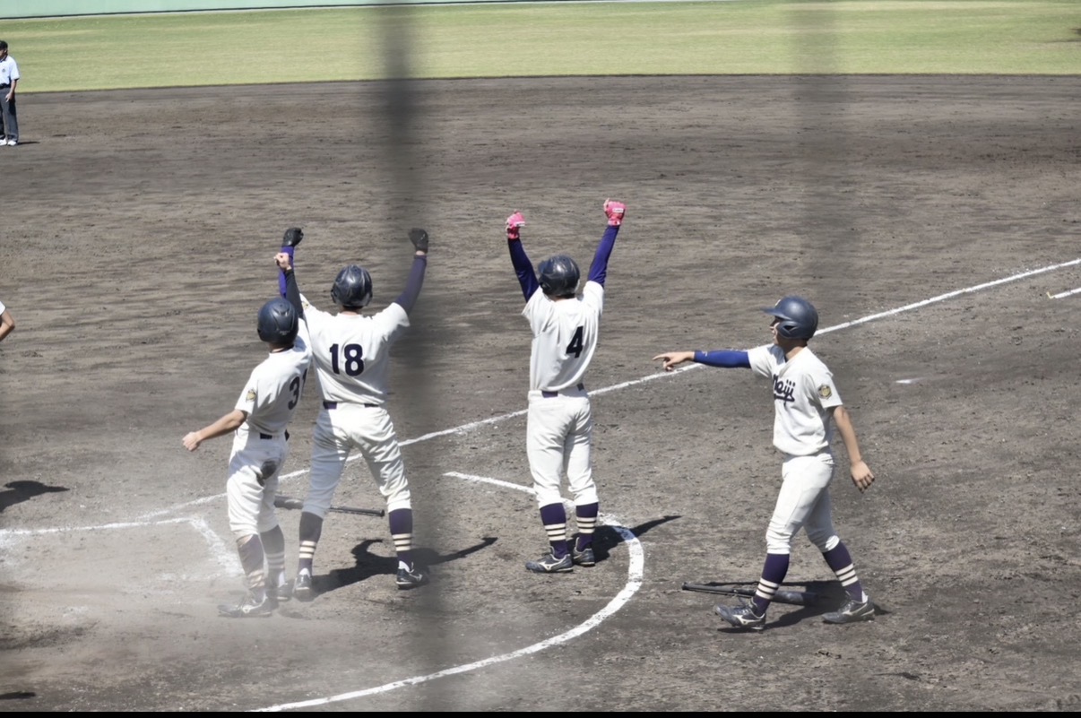 本塁付近で得点を喜ぶ選手たち