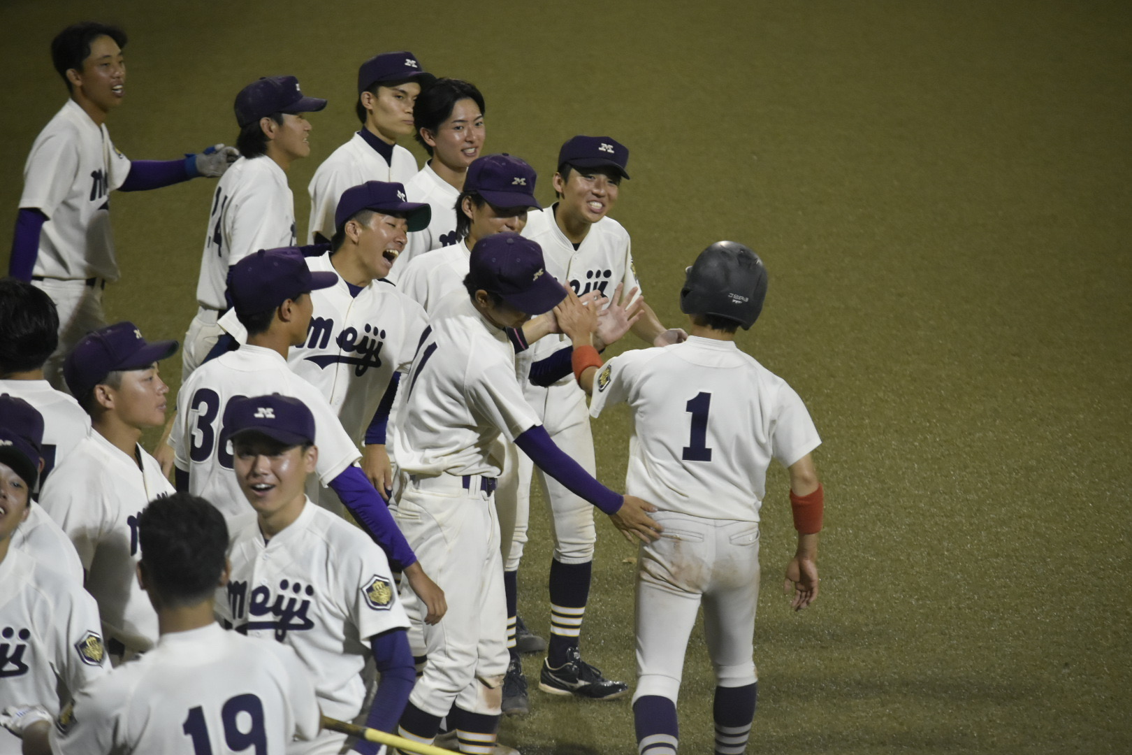 ナイターの試合で仲間を迎える選手たち