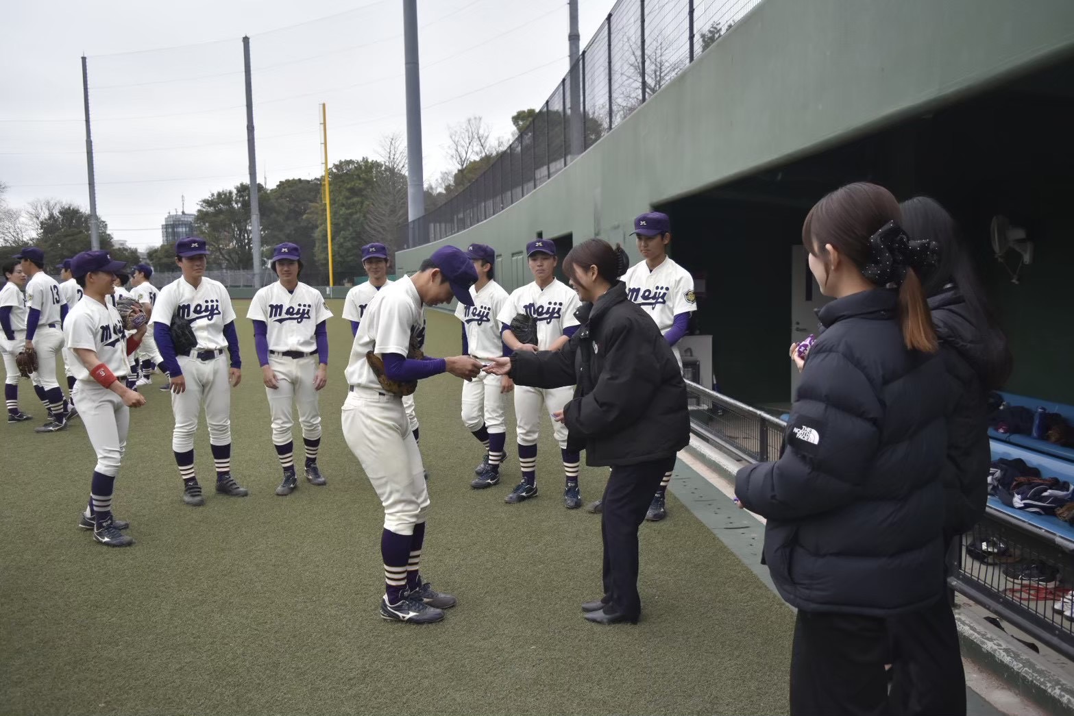 試合前に記念品を受け取る選手たち