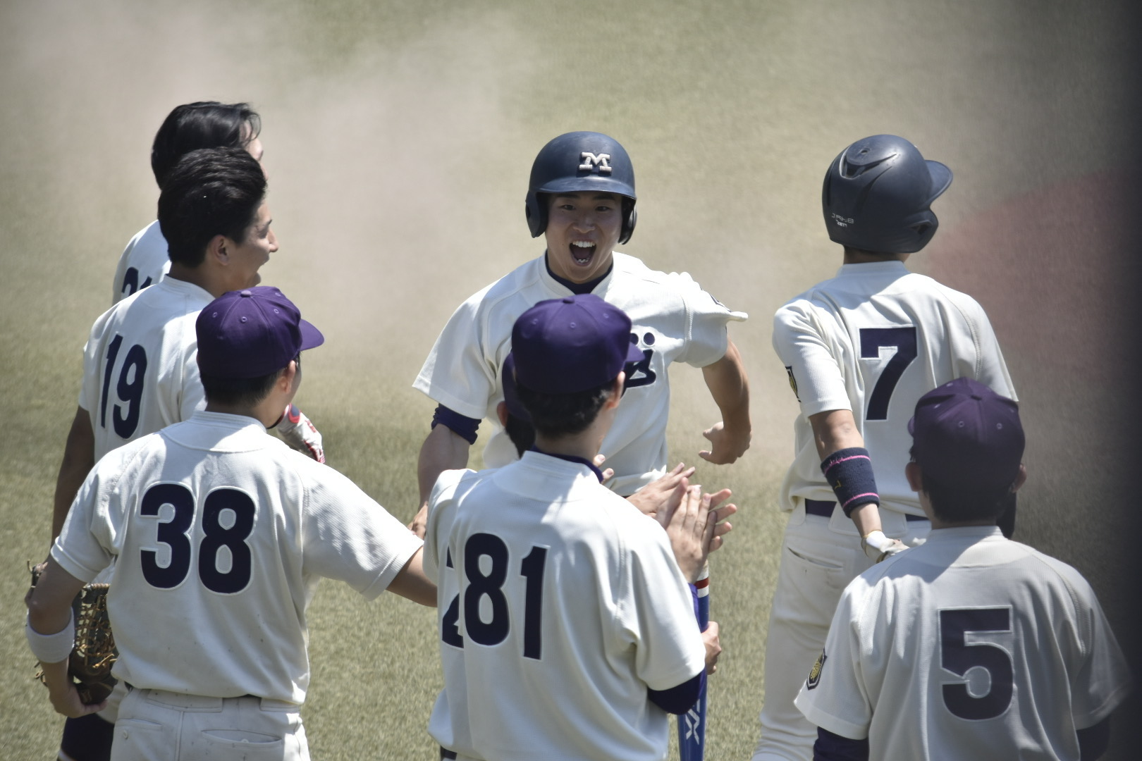 得点を喜び迎える選手たち