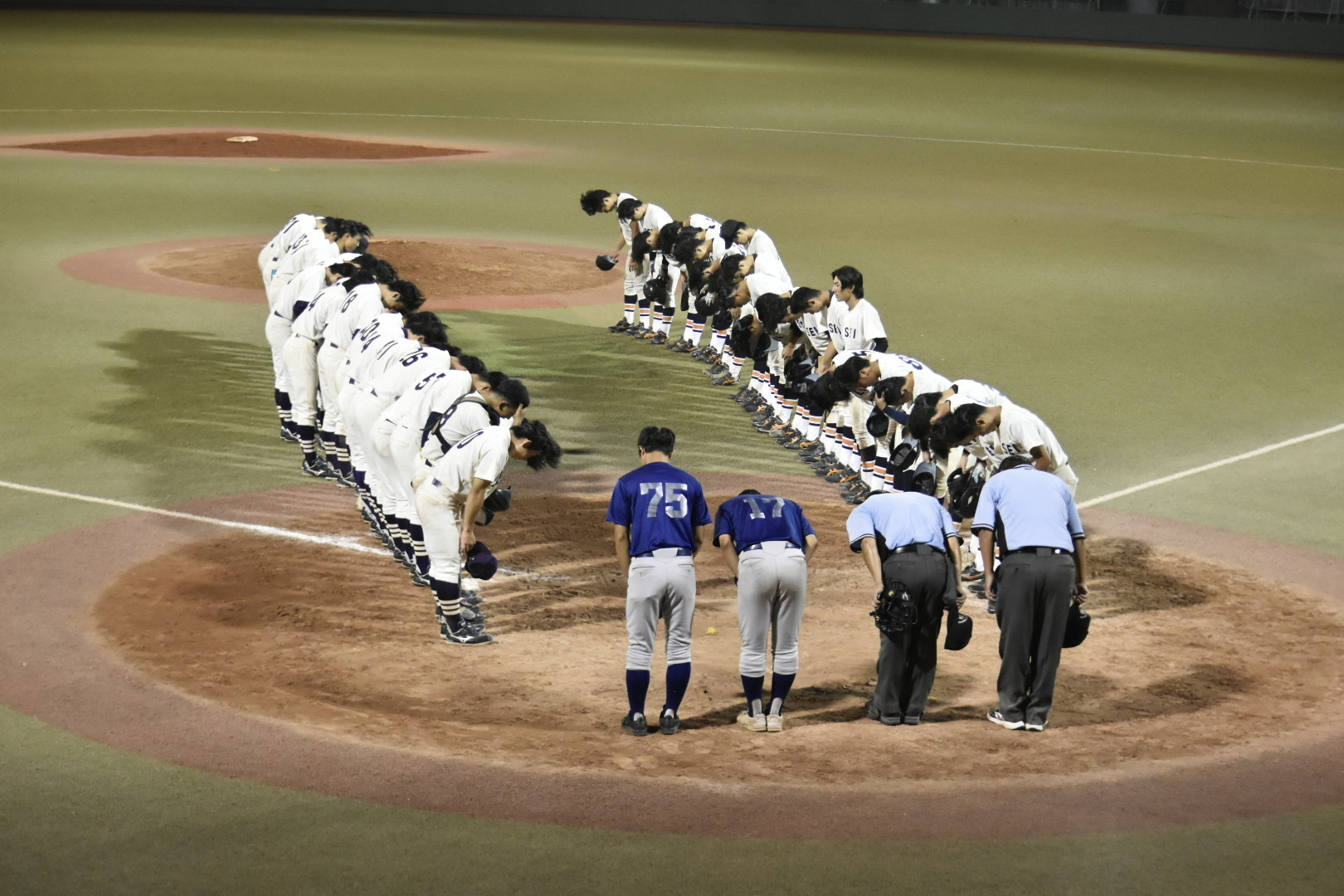 試合後に整列して挨拶する選手たち